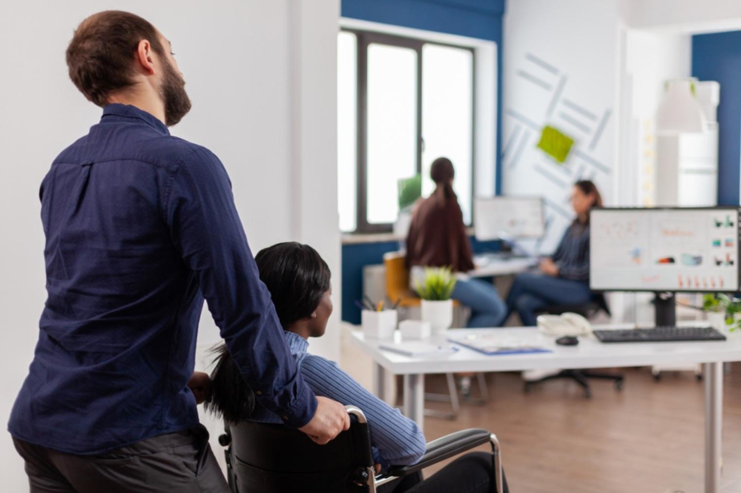 Modern IT learning facility with students collaborating on content optimization projects